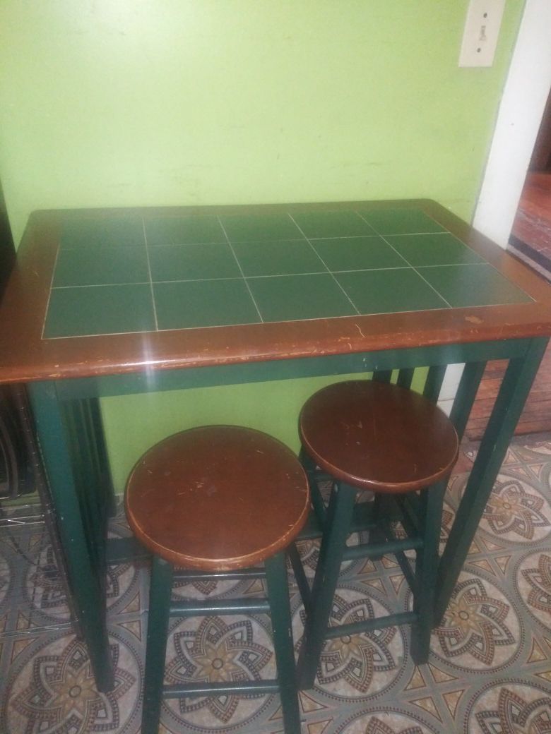 Table and stools / dining room table