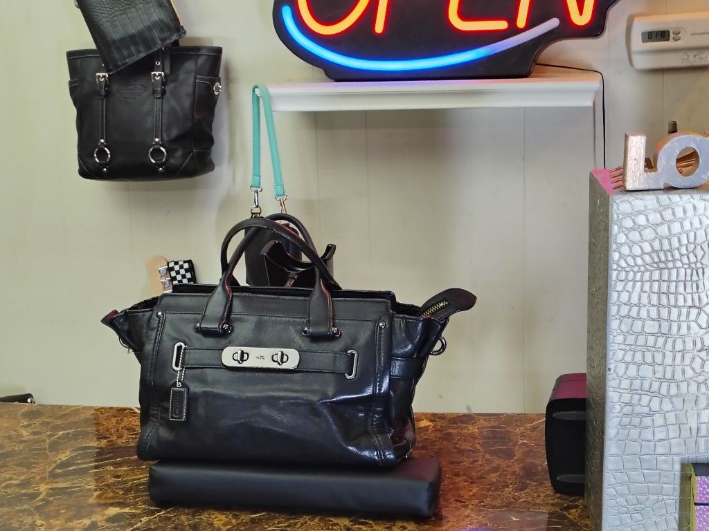 GorgeousCoach Black Leather Shoulder Bag – Early 2000s Vintage Hobo / Legacy Line | Classic Zip-Top Tote
