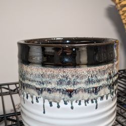 Better Homes & Gardens Pottery Nikolaos Ceramic Planter, Black / Maceta.   