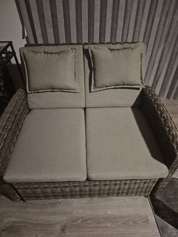 Like New Wicker Love Seat Sofa 