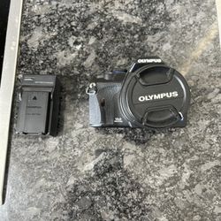 Olympus 420 Camera W Extra Lens And Rechargeable Batteries