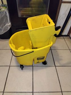 Very nice Rubbermaid mop bucket and w r i n g e r for sale in Pine Hills