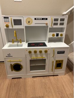 Toy play kitchen set