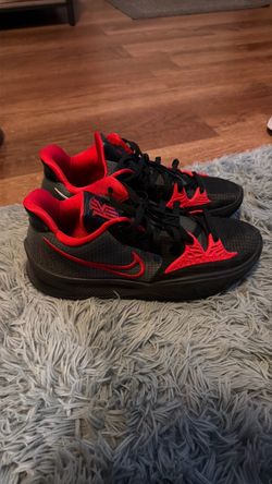 Nike Kyrie Low Basketball Sneakers