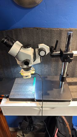 AmScope Trinocular Stereo Zoom Microscope - WF10X/20 - Boom Stand & LED
