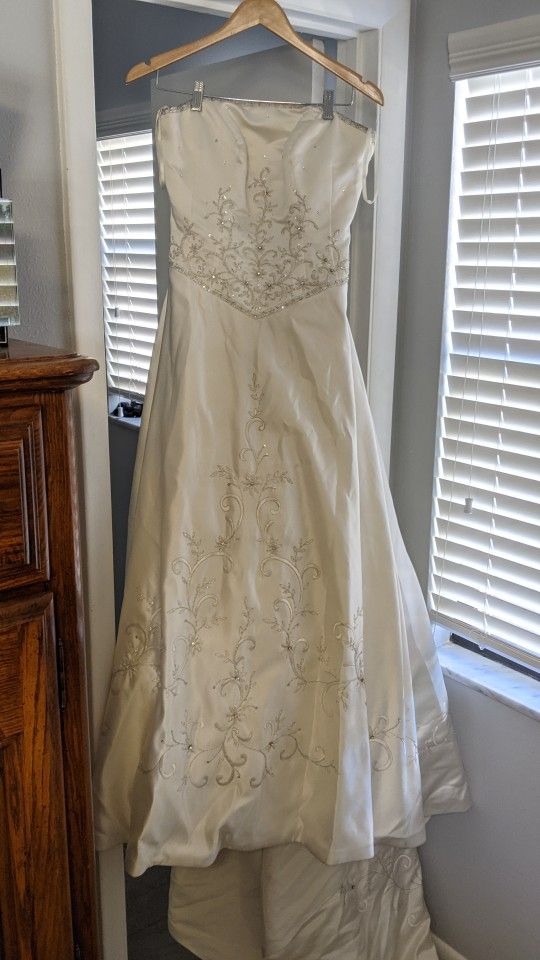 Size 12 Wedding Dress - Bonny ballgown with train - OBO