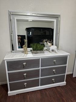 Dresser With Mirror 