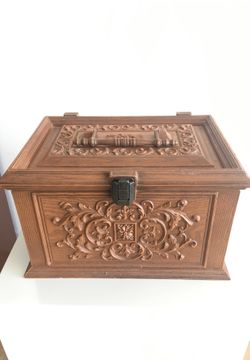 Vintage sewing chest! With some misc sewing accessories inside!