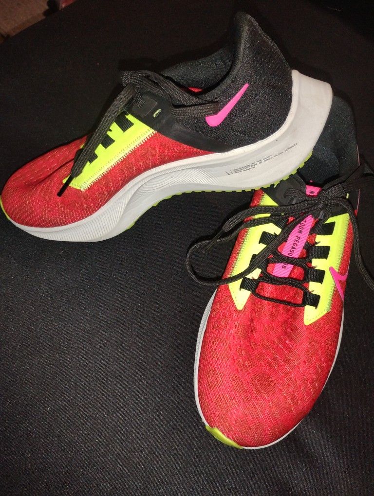 Nike Women's Air Zoom Pegasus 38 Limited Edition. Model #DM8061 600 Sz 5.5