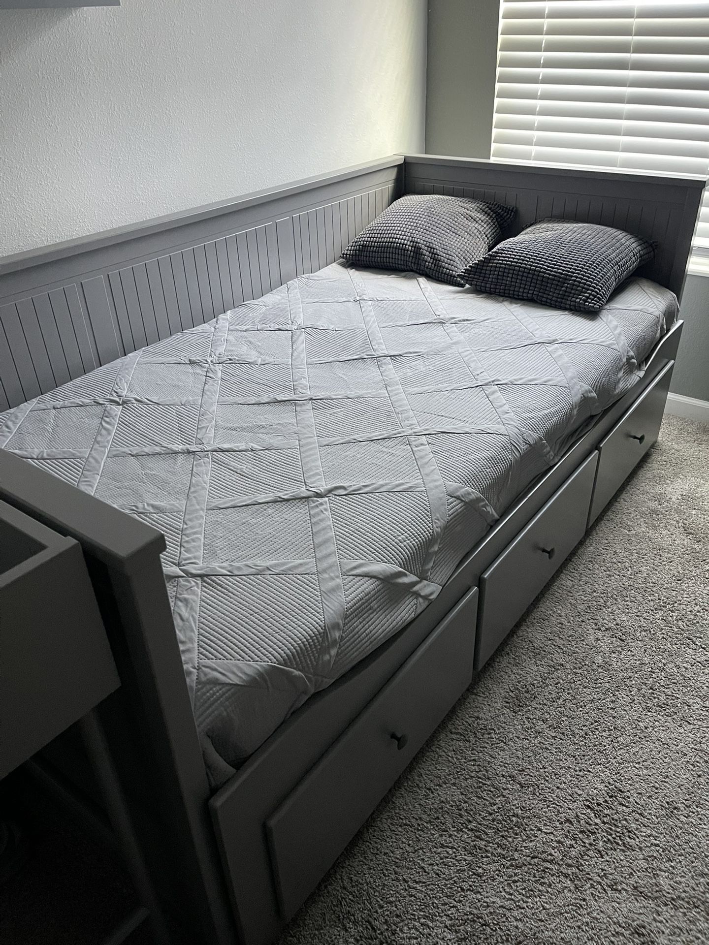 Twin / Full Bedrooms!! With Small Chest And Desk