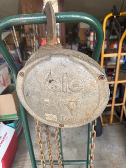 Yale 1/2 ton chain hoist