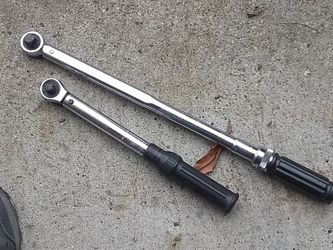 Dial clicker torque wrenchs
