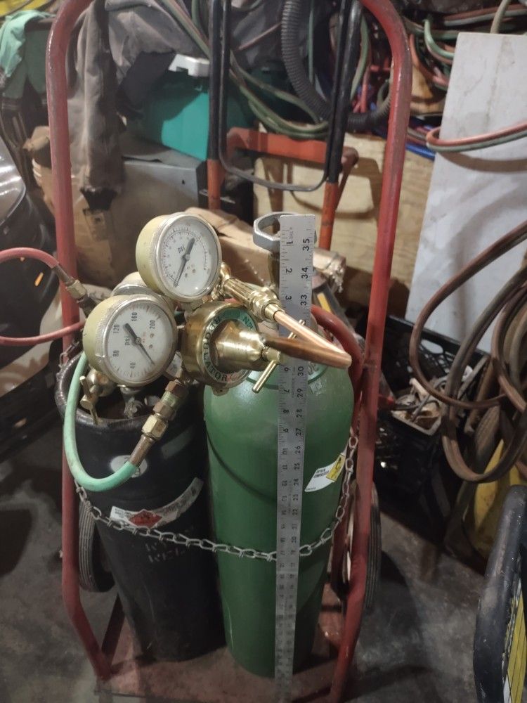 Torches,Full Tanks Oxygen And Acetylene Regulators New, Torch Hose new Cart Very Nice Set