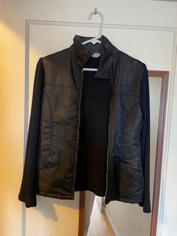 Stylish Casual Color-Block Jacket | Classic and Versatile, Effortlessly Stylish Design Highlights: Classic black and blue color-block design, fashio