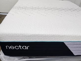 LIKE NEW! Nectar Premier Hybrid Queen Mattress - Delivery Available!