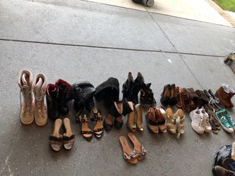 22 pairs of shoes all brand name . Luciano provodane. Enzo. Vans. Converse. Calvin klein. Simpson .