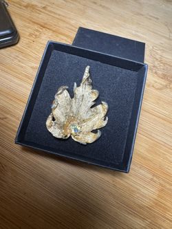 🌟 Vintage Gold-Tone Leaf Brooch with Aurora Borealis Crystal 🌟