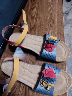 Women's Flat Sandals with Floral Detail