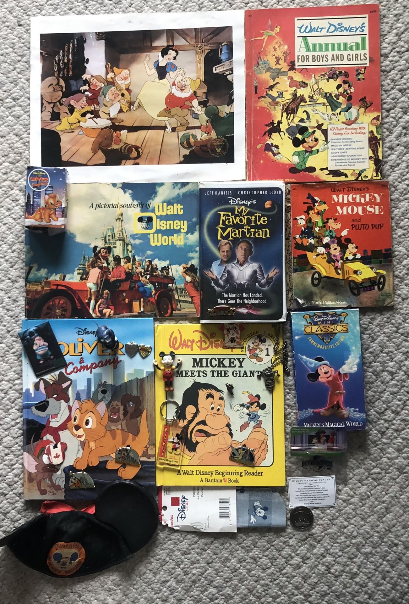 Ultimate Vintage DISNEY Collectors Lot-Keychain-Pins-Books-Vhs-Coin-Pewter Taz Necklace & Winnie Pin+++