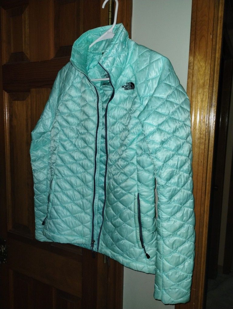 (Size-XS/TP) Like New, North Face ThermoBall Eco in turquoise.
It uses Thermoball Eco