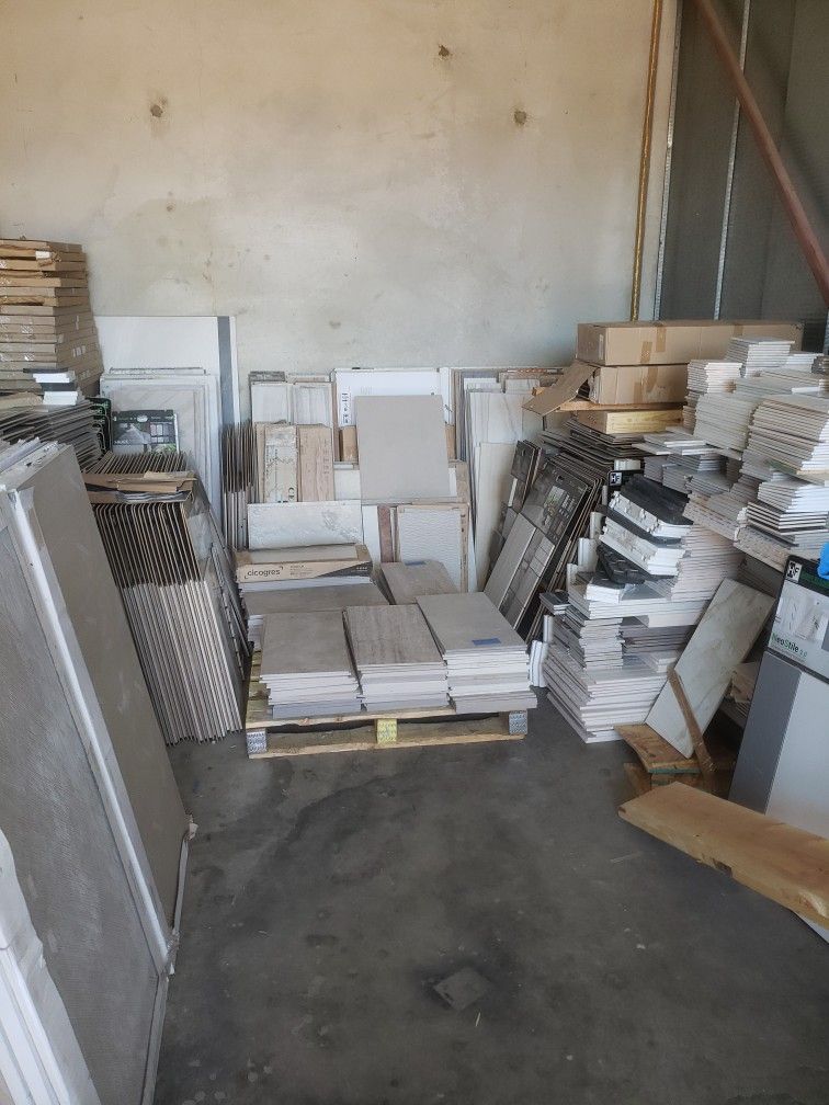 Free Tile, Quality Tile, Small Amounts Cubesmart Near I10 And Orange Grove In Tucson