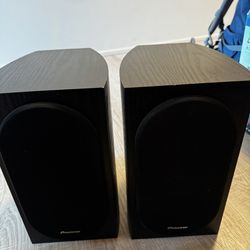 2 Pioneer shelf speakers 