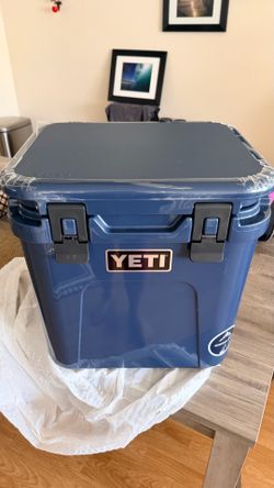 YETI Roadie Hard Cooler Navy Blue