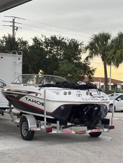 Tahoe Q4 — Excellent Condition | 60 Hours | New Trailer Tahoe Q4 in very good condition. Boat has been used carefully and only in freshwater — no sal