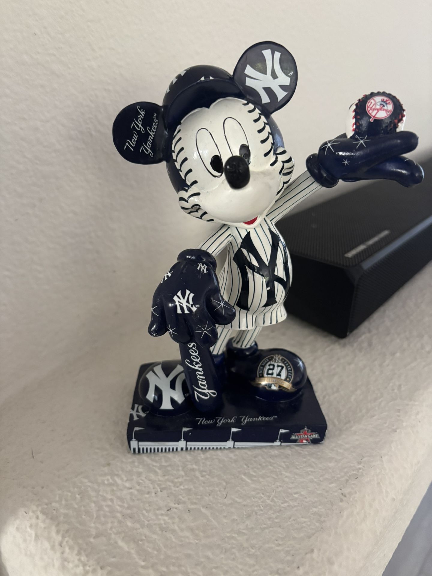 2010 DISNEY MLB NEW YORK YANKEES ALL STAR MICKEY MOUSE FIGURINE RARE