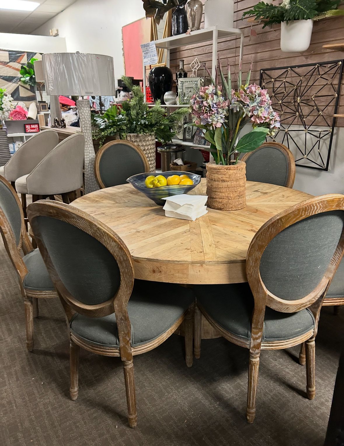 Dinning Table And Chairs 