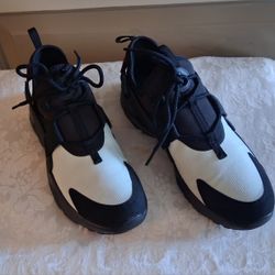 Women’s Nike Air shoes size 9/ Blk& White 