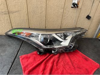 2017 2018 2019 TOYOTA C-HR RIGHT SIDE HEADLIGHT OEM USED