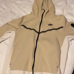 Men’s Medium Nike Tech Sweatshirt 