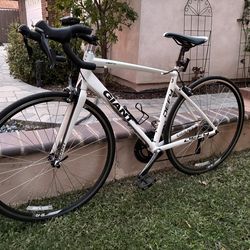 Giant Defy road bike - excellent- new shimano