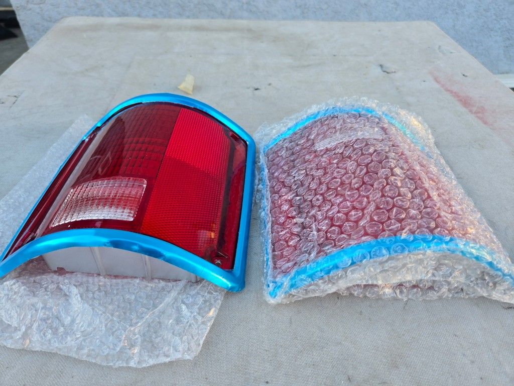 New tail lights crome edge
Fits on
73-86 Chevy silverado, C-10, blazer and suburban
