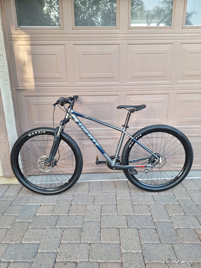 GIANT TALON 2 MOUNTAIN BIKE 29 ER LIKE NEW ( CHECK MY OTHER BIKES )