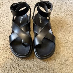 Women’s Size 7 Black Leather Strap Sandals 