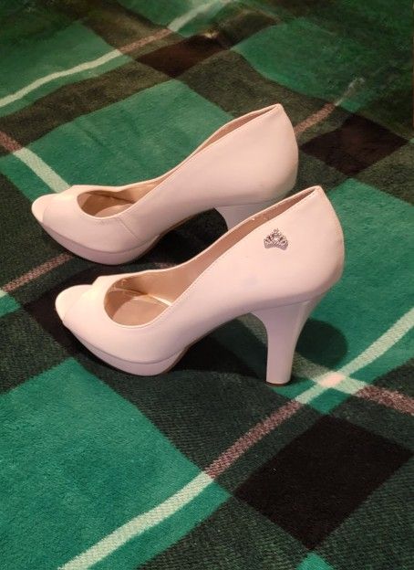 WOMENS FERGALICIOUS BY FERGIE WHITE OPEN TOE HEELS SIZE 8.5 