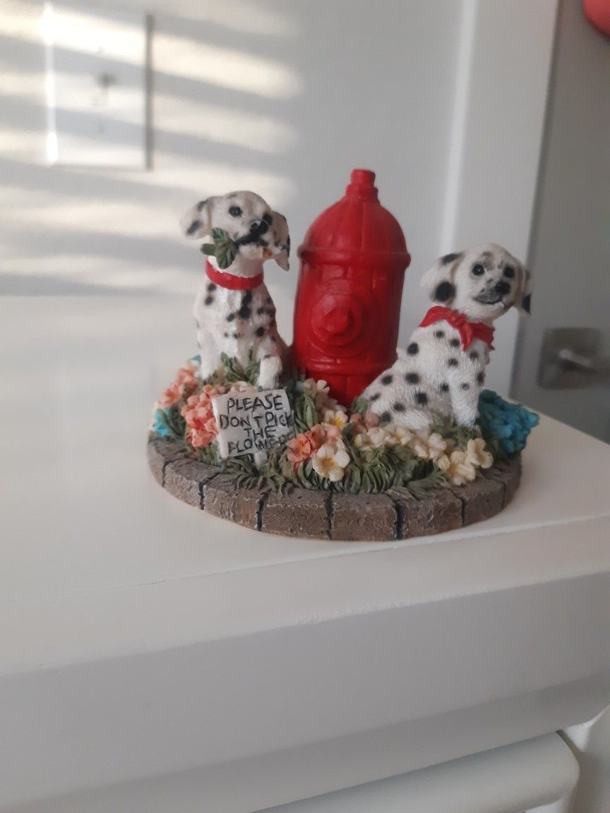 DALMATIANS PORCELAIN FIGURINE EXCELLENT QUALITY