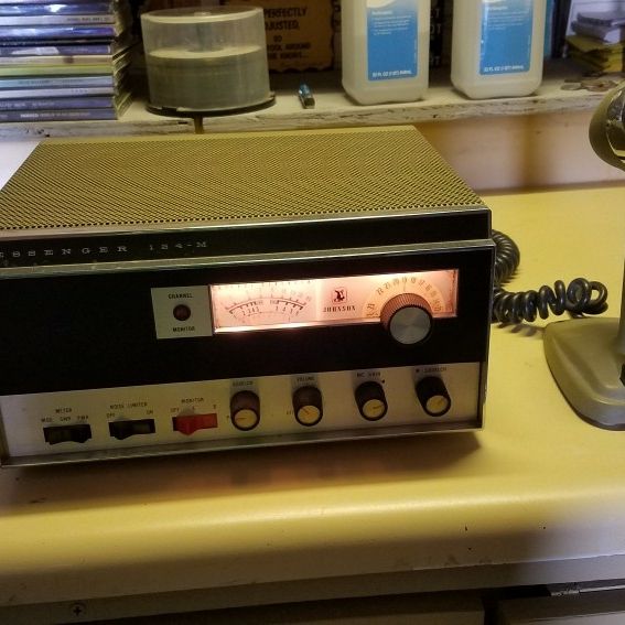 VINTAGE CB RADIO MESSENGER 124-M WITH MICROPHONE