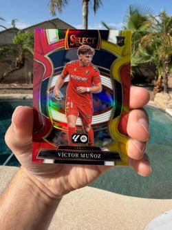 Victor Muñoz Select Rookie Card 2025-2026