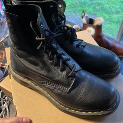 Dr. Martens Womens 9