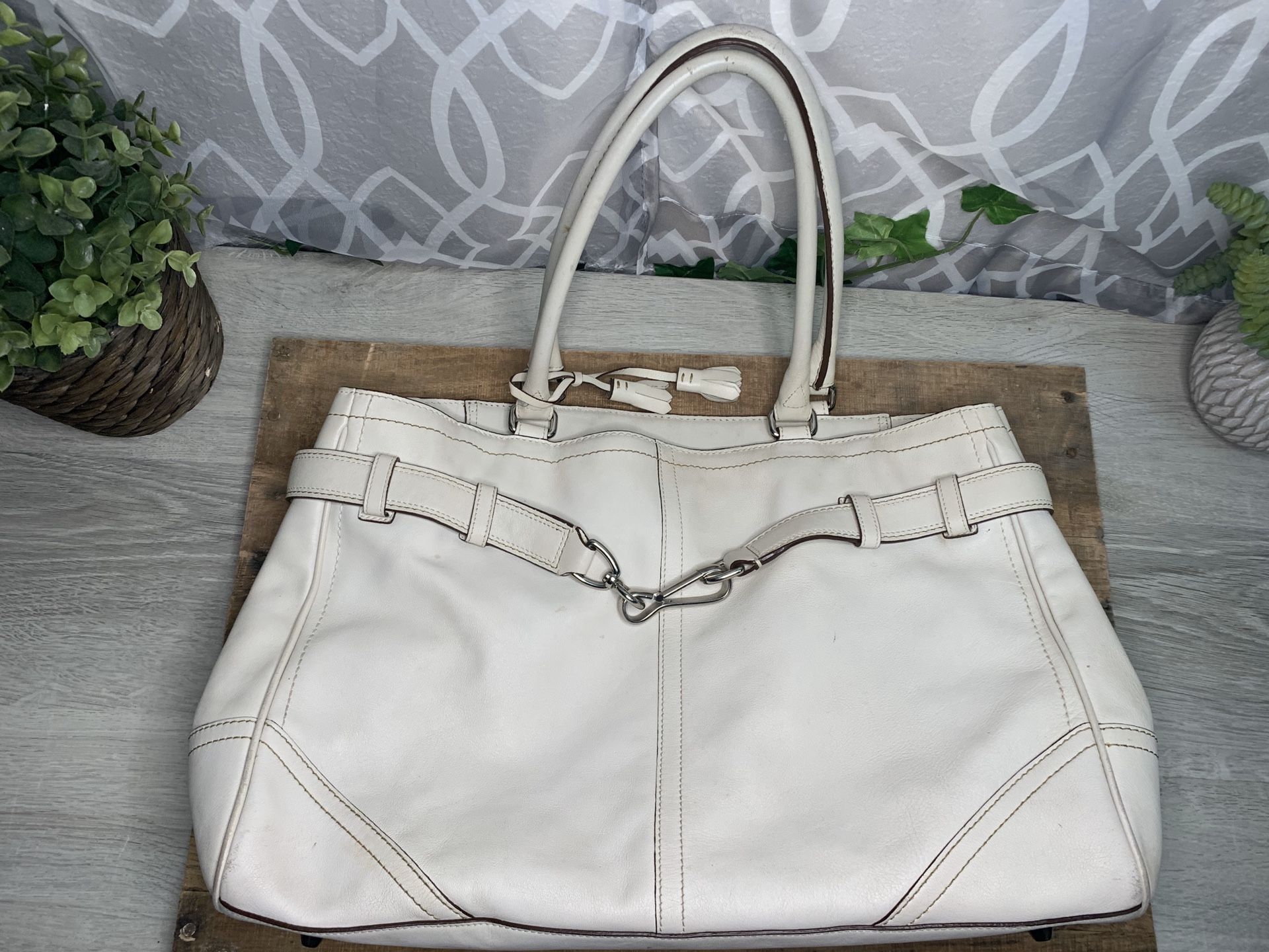 Authentic Coach Beige Hampton Leather Tote Shoulder Bag.