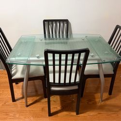 Table for sale with 4 chairs