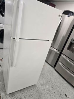 GE White Top-Freezer Refrigerator