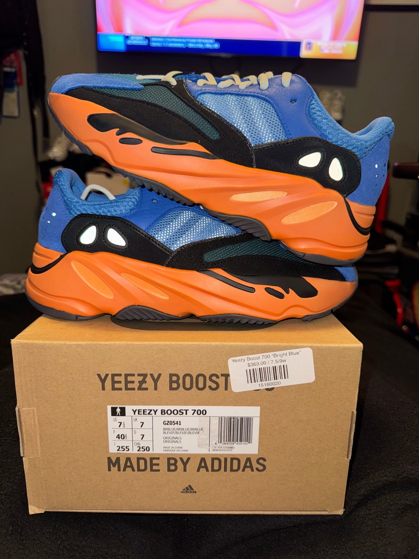 Yeezy boost 700”Bright Blue” size 7.5M/9W
