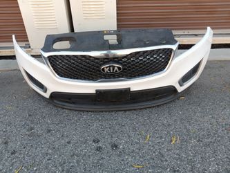 2016-2018 Kia Sorento front bumper with All the accessories oem.