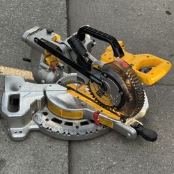 Dewalt 7 1/4 Inch miter Saw Kit 4 Ah Battery And Charger 