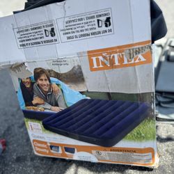 INTEX QUEEN BLOW UP MATTRESS