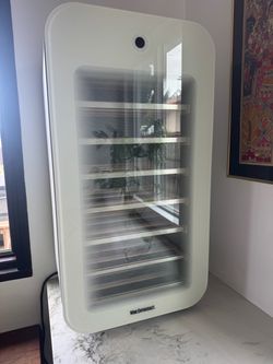 Brand new Wine Enthusiast wine refrigerator - 22 bottles